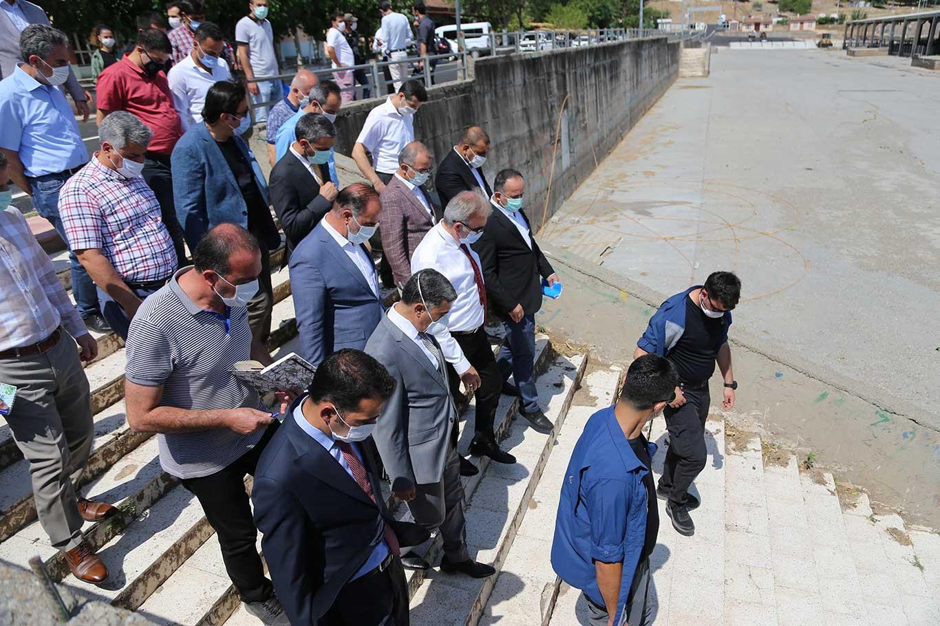 Diyarbakır Valisi Canlı Hayvan Borsasını denetledi Diyarbakır Valisi Canlı Hayvan Borsasını denetledi